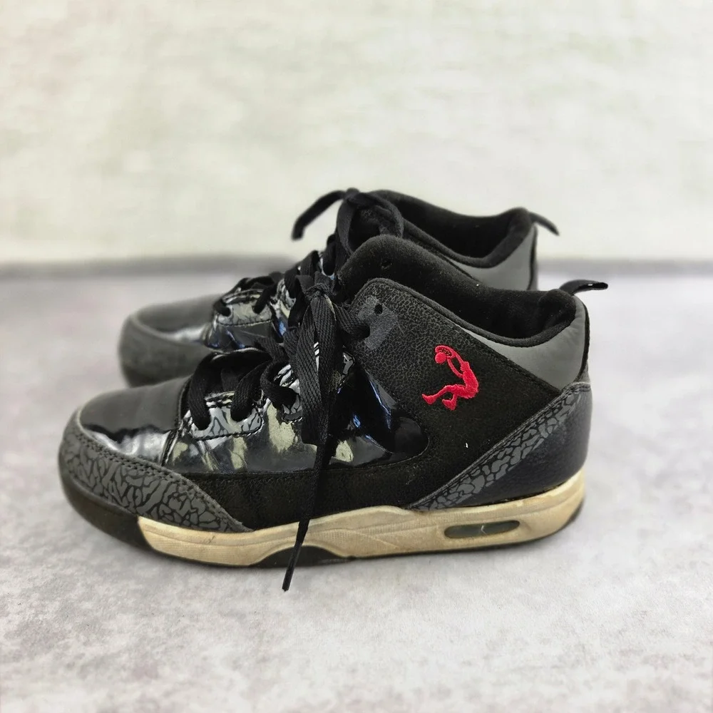 Shaq Boys Basketball Shoes Black Grey Red Mid Top Sneakers BBSQ40AC001 Size 5Y